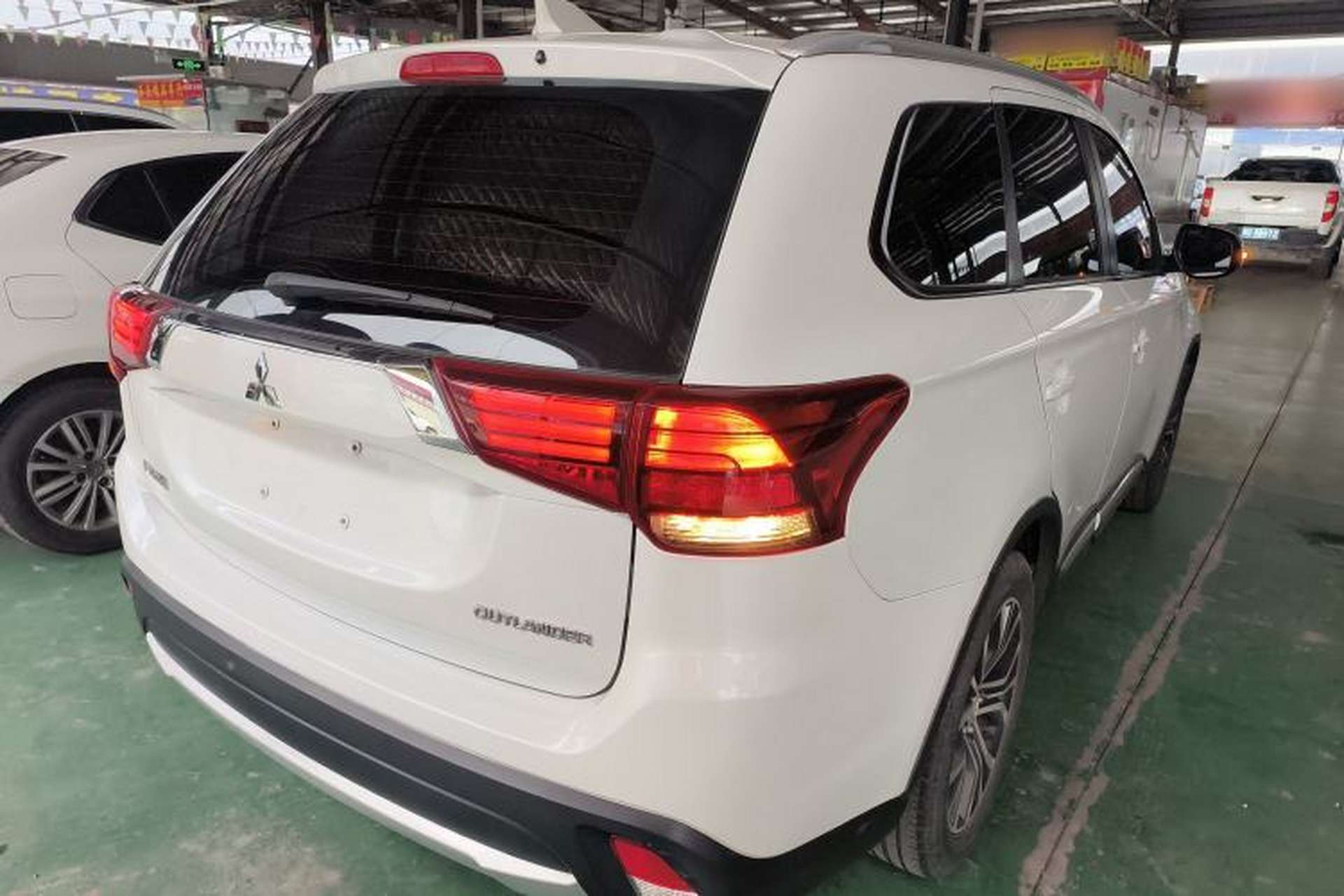 Used Mitsubishi Outlander 2018 2.0L Two-Wheel Drive Glory Edition 5 Seats Rear Right 45 Deg