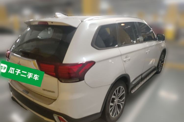 Used Mitsubishi Outlander 2018 2.0L Two-Wheel Drive Glory Edition 5 Seats Rear Right 45 Deg