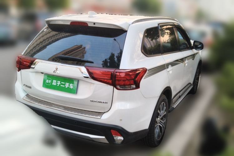 Used Mitsubishi Outlander 2018 2.0L Two-Wheel Drive Glory Edition 5 Seats Rear Right 45 Deg
