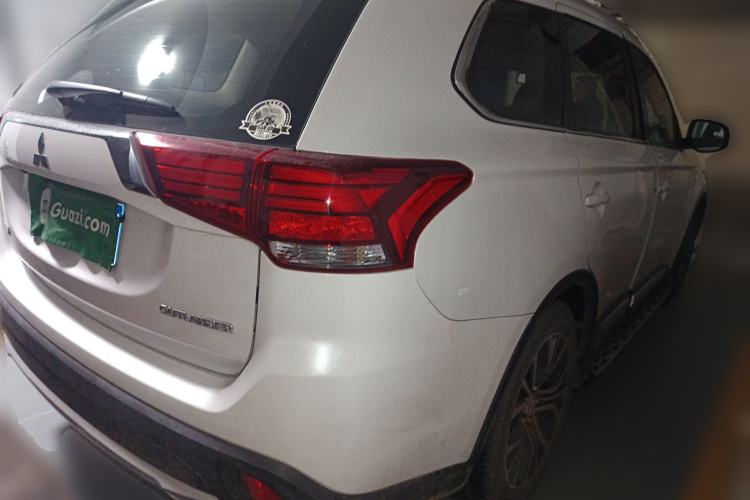 Used Mitsubishi Outlander 2018 2.0L Two-Wheel Drive Glory Edition 5 Seats Rear Right 45 Deg