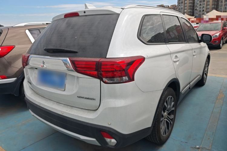Used Mitsubishi Outlander 2018 2.0L Two-Wheel Drive Glory Edition 5 Seats Rear Right 45 Deg