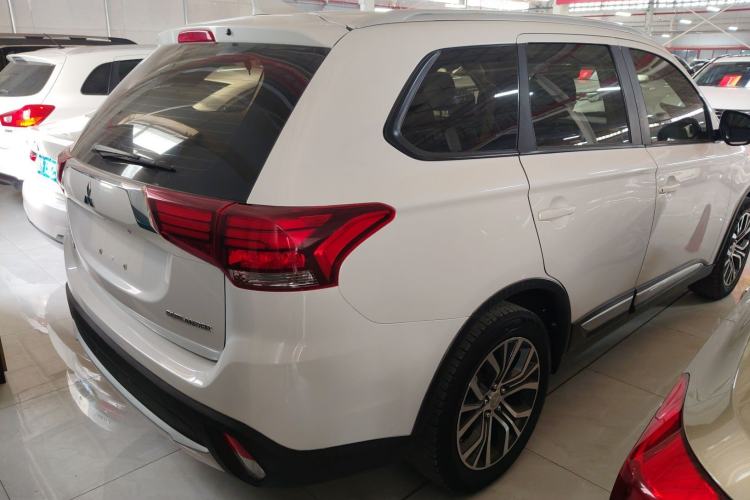 Used Mitsubishi Outlander 2018 2.0L Two-Wheel Drive Glory Edition 5 Seats Rear Right 45 Deg