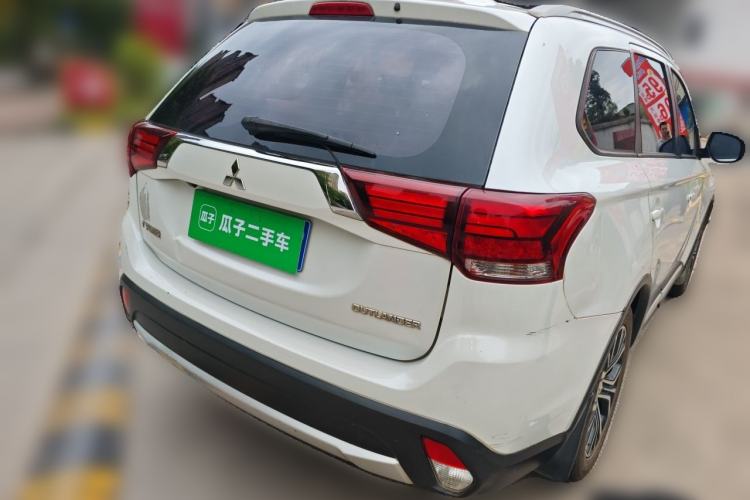 Used Mitsubishi Outlander 2018 2.0L Two-Wheel-Drive Jiale Edition 7-Seater Rear Right 45 Deg