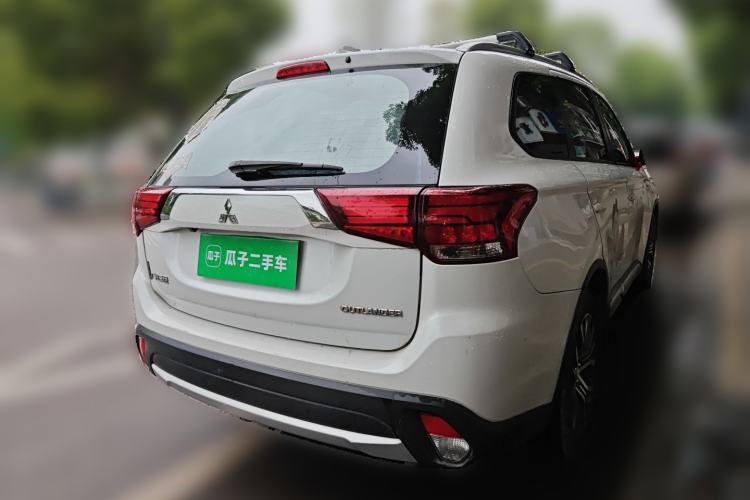 Used Mitsubishi Outlander 2018 2.0L Two-Wheel Drive Glory Edition 5 Seats Rear Right 45 Deg