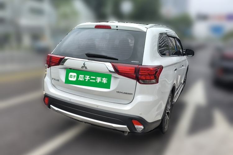 Used Mitsubishi Outlander 2018 2.4L 4x4 Luxury Edition 7-Seater Rear Right 45 Deg