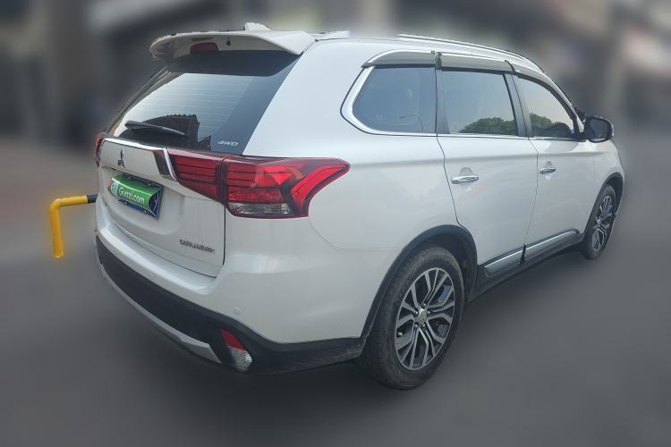Used Mitsubishi Outlander 2018 2.4L 4x4 Luxury Edition 7-Seater Rear Right 45 Deg