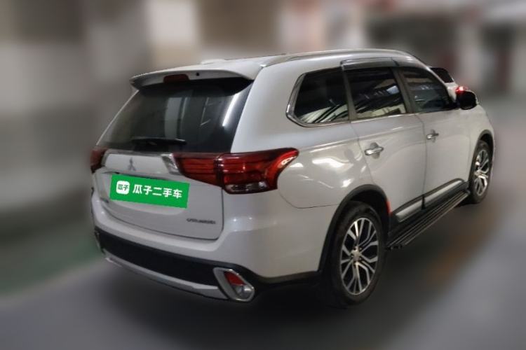 Used Mitsubishi Outlander 2018 2.0L Two-Wheel Drive Glory Edition 5 Seats Rear Right 45 Deg