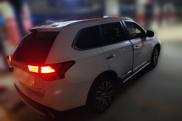 Used Mitsubishi Outlander 2018 2.4L 4x4 Luxury Edition 7-Seater Rear Right 45 Deg