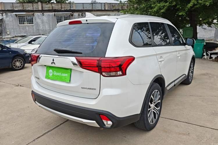 Used Mitsubishi Outlander 2018 2.0L Two-Wheel Drive Glory Edition 5 Seats Rear Right 45 Deg