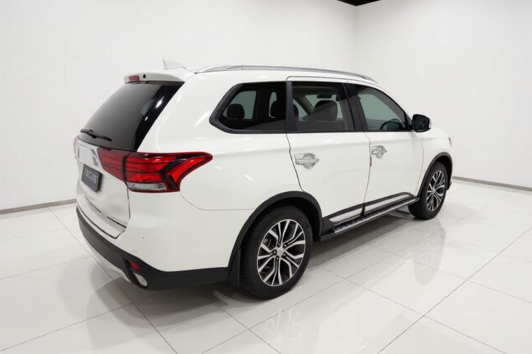 Used Mitsubishi Outlander 2018 2.0L Two-Wheel Drive Glory Edition 5 Seats Rear Right 45 Deg