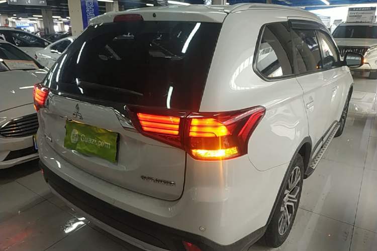Used Mitsubishi Outlander 2018 2.0L Two-Wheel Drive Glory Edition 5 Seats Rear Right 45 Deg