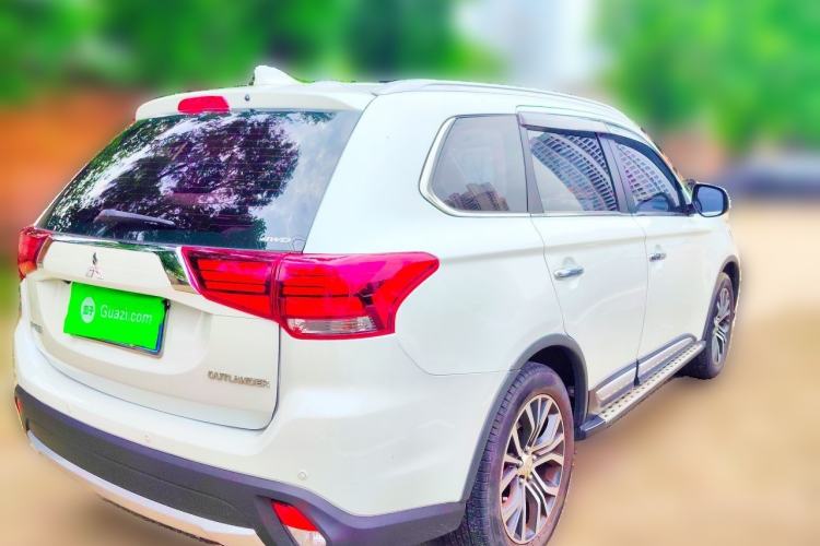 Used Mitsubishi Outlander 2018 2.4L 4x4 Luxury Edition 7-Seater Rear Right 45 Deg