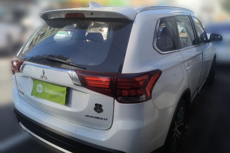 Used Mitsubishi Outlander 2018 2.0L Two-Wheel Drive Glory Edition 5 Seats Rear Right 45 Deg