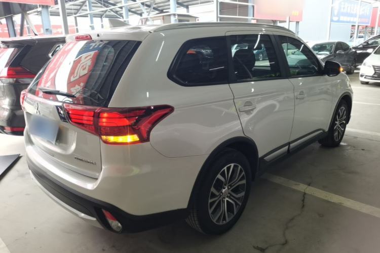 Used Mitsubishi Outlander 2018 2.0L Two-Wheel Drive Glory Edition 5 Seats Rear Right 45 Deg