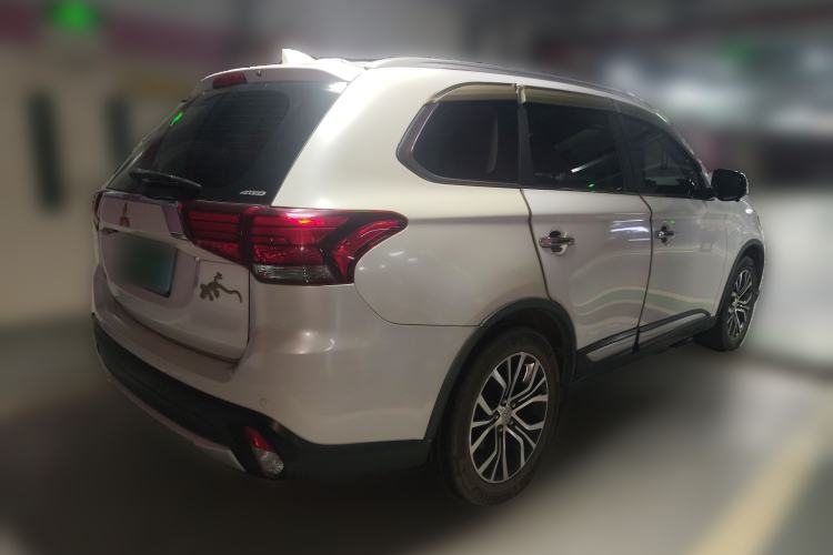 Used Mitsubishi Outlander 2018 2.4L 4x4 Luxury Edition 7-Seater Rear Right 45 Deg
