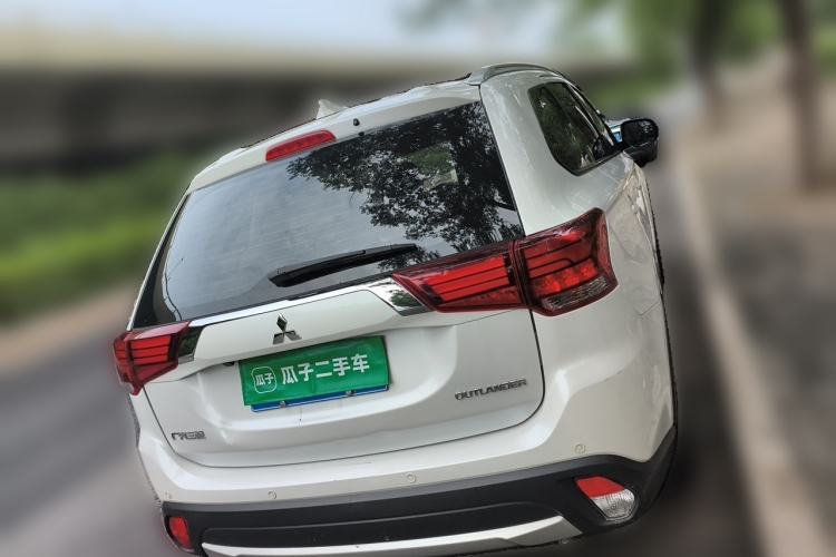 Used Mitsubishi Outlander 2018 2.0L Two-Wheel Drive Glory Edition 5 Seats Rear Right 45 Deg