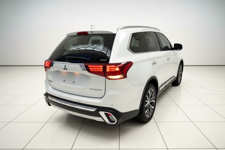Used Mitsubishi Outlander 2018 2.4L 4x4 Elite Edition 5 Seats Rear Right 45 Deg