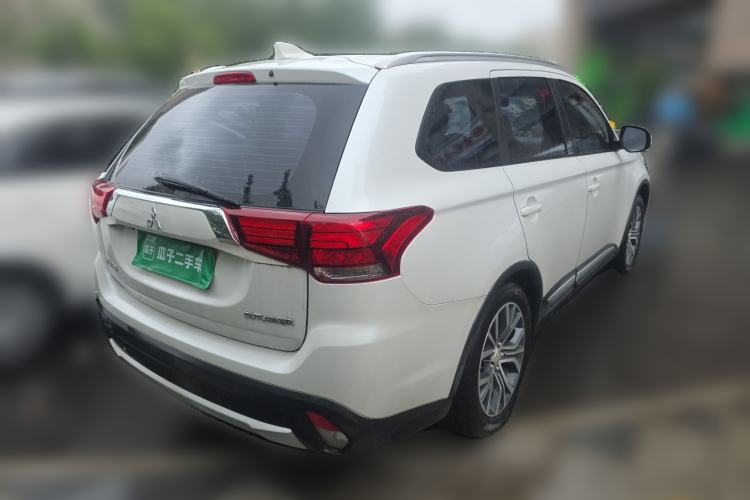 Used Mitsubishi Outlander 2018 2.0L Two-Wheel Drive Glory Edition 5 Seats Rear Right 45 Deg