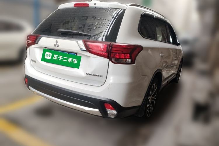 Used Mitsubishi Outlander 2018 2.0L Two-Wheel Drive Glory Edition 5 Seats Rear Right 45 Deg