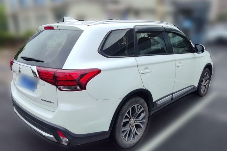 Used Mitsubishi Outlander 2018 2.0L Two-Wheel Drive Glory Edition 5 Seats Rear Right 45 Deg