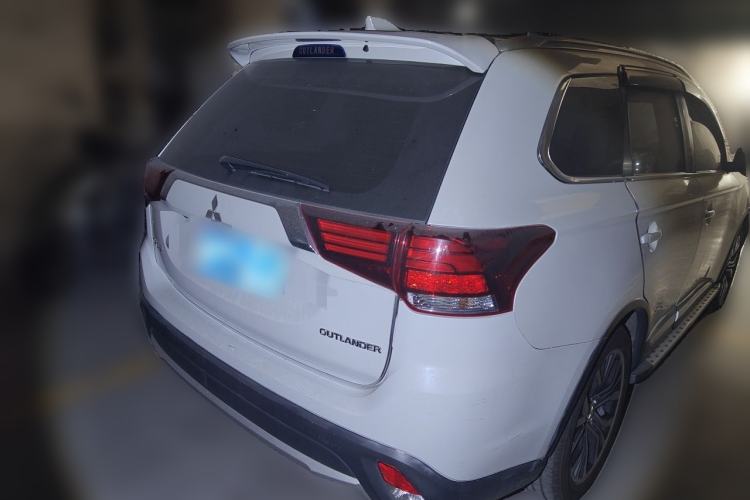 Used Mitsubishi Outlander 2018 2.0L Two-Wheel Drive Glory Edition 5 Seats Rear Right 45 Deg