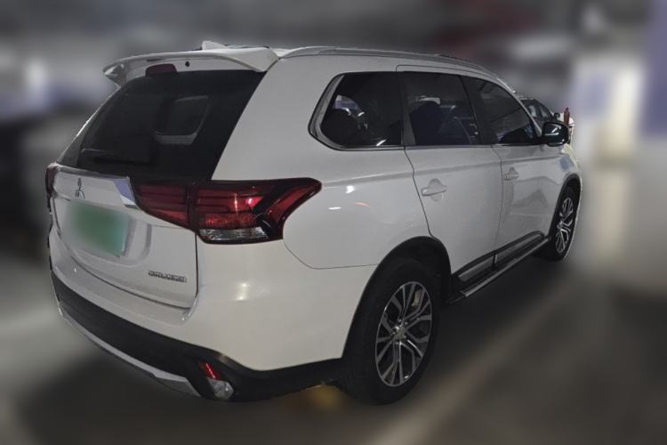 Used Mitsubishi Outlander 2018 2.0L Two-Wheel Drive Glory Edition 5 Seats Rear Right 45 Deg