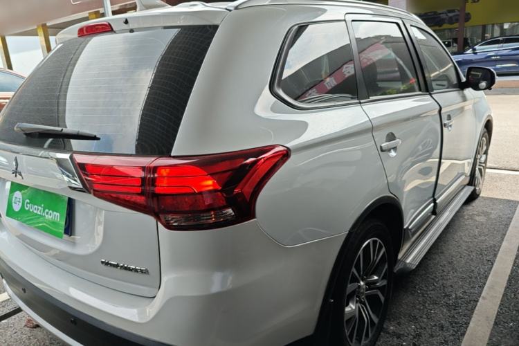 Used Mitsubishi Outlander 2018 2.0L Two-Wheel-Drive Jiale Edition 7-Seater Rear Right 45 Deg