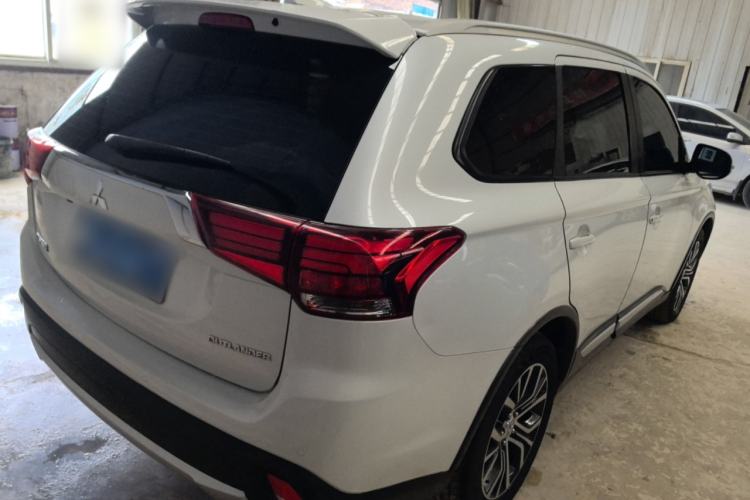 Used Mitsubishi Outlander 2018 2.0L Two-Wheel Drive Glory Edition 5 Seats Rear Right 45 Deg