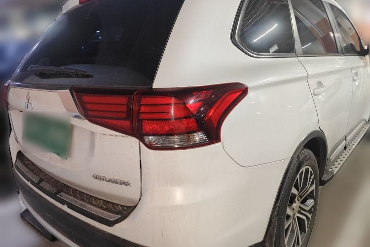 Used Mitsubishi Outlander 2018 2.0L Two-Wheel Drive Glory Edition 5 Seats Rear Right 45 Deg