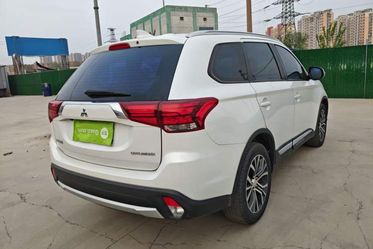 Used Mitsubishi Outlander 2018 2.0L Two-Wheel Drive Glory Edition 5 Seats Rear Right 45 Deg