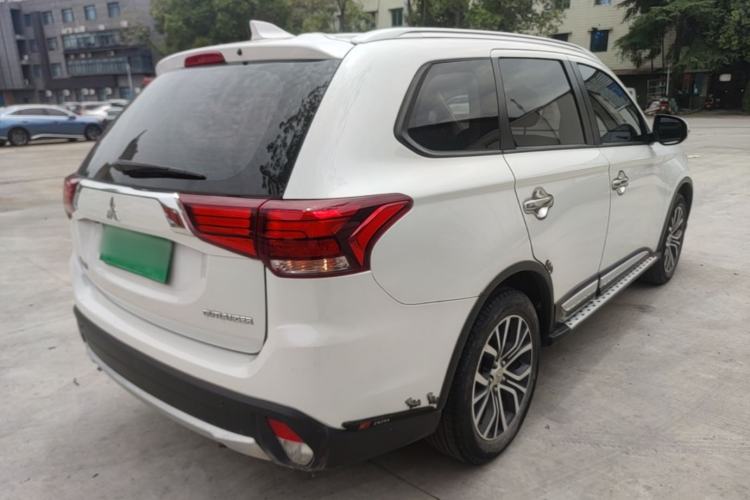 Used Mitsubishi Outlander 2018 2.0L Two-Wheel Drive Glory Edition 5 Seats Rear Right 45 Deg