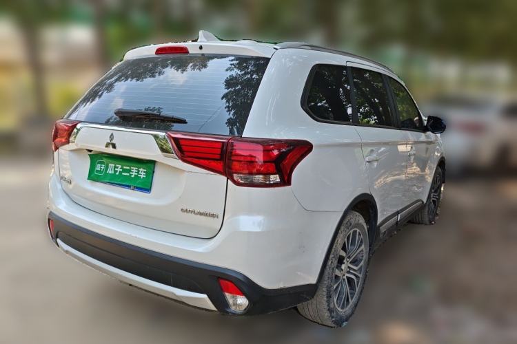 Used Mitsubishi Outlander 2018 2.0L Two-Wheel Drive Glory Edition 5 Seats Rear Right 45 Deg