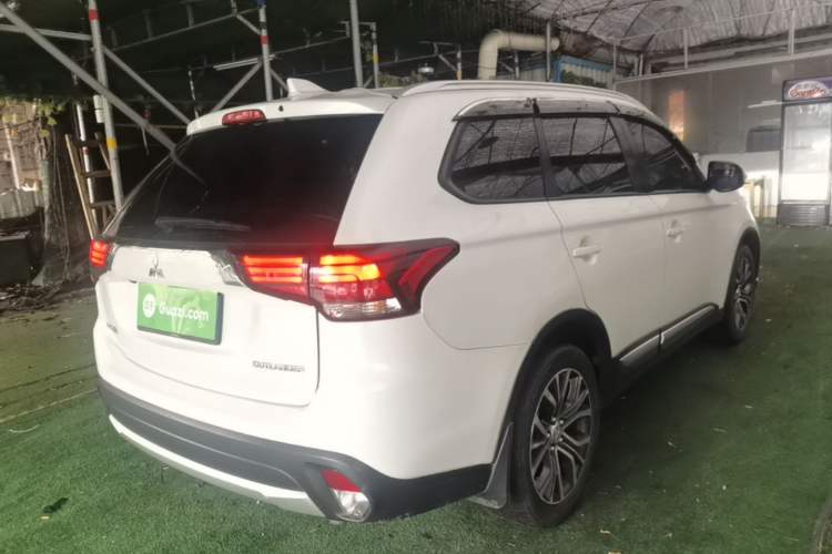 Used Mitsubishi Outlander 2018 2.0L Two-Wheel Drive Glory Edition 5 Seats Rear Right 45 Deg