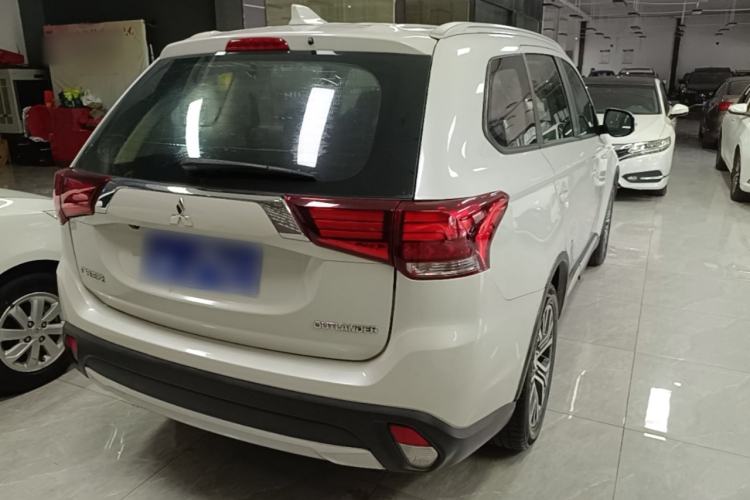 Used Mitsubishi Outlander 2018 2.0L Two-Wheel Drive Glory Edition 5 Seats Rear Right 45 Deg