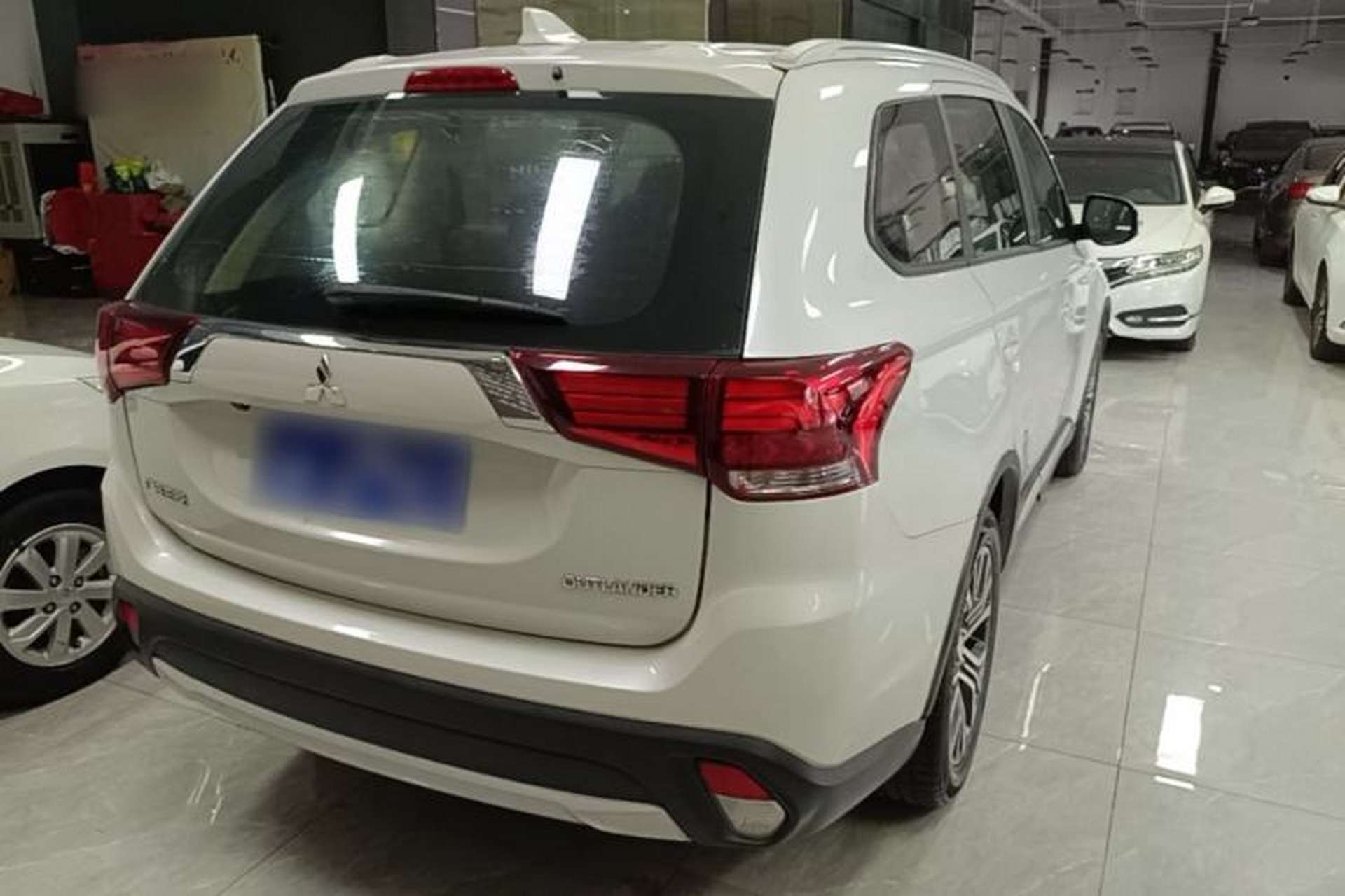 Used Mitsubishi Outlander 2018 2.0L Two-Wheel Drive Glory Edition 5 Seats Rear Right 45 Deg