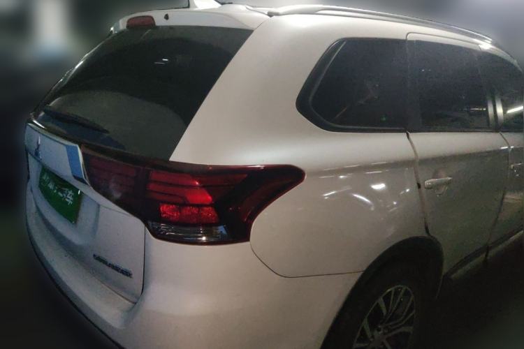 Used Mitsubishi Outlander 2018 2.0L Two-Wheel Drive Glory Edition 5 Seats Rear Right 45 Deg