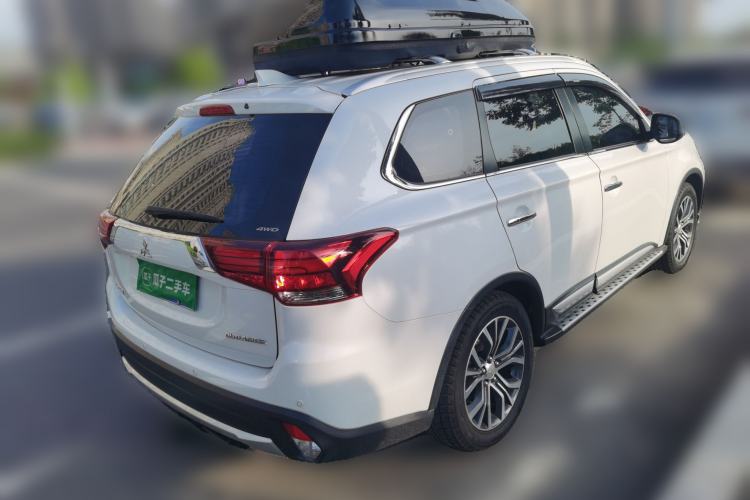 Used Mitsubishi Outlander 2018 2.4L 4x4 Luxury Edition 7-Seater Rear Right 45 Deg