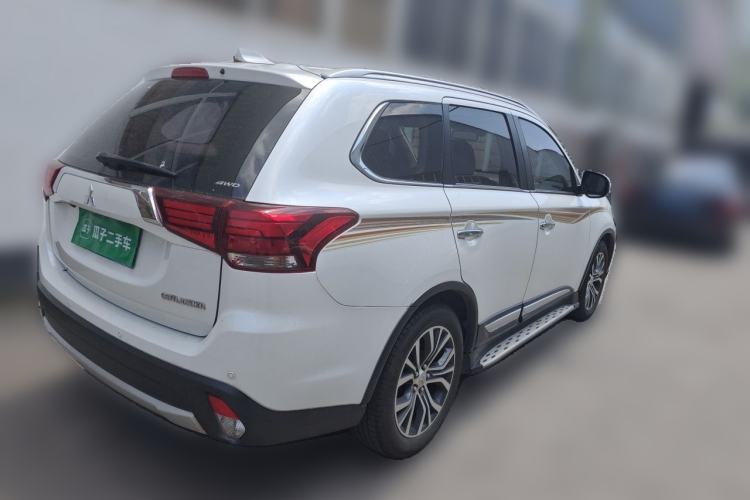 Used Mitsubishi Outlander 2018 2.4L 4x4 Luxury Edition 7-Seater Rear Right 45 Deg