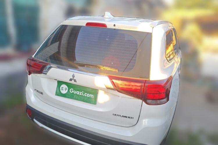 Used Mitsubishi Outlander 2018 2.0L Two-Wheel Drive Glory Edition 5 Seats Rear Right 45 Deg