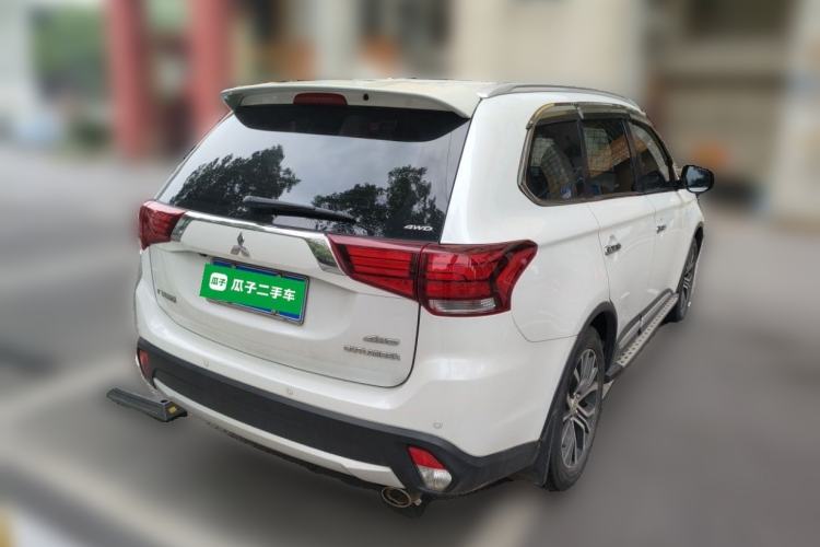 Used Mitsubishi Outlander 2018 2.4L 4x4 Luxury Edition 7-Seater Rear Right 45 Deg