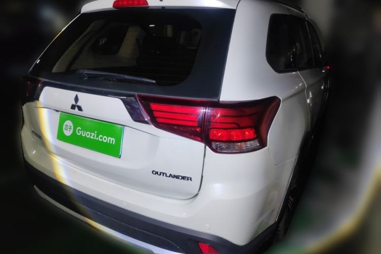 Used Mitsubishi Outlander 2018 2.0L Two-Wheel Drive Glory Edition 5 Seats Rear Right 45 Deg