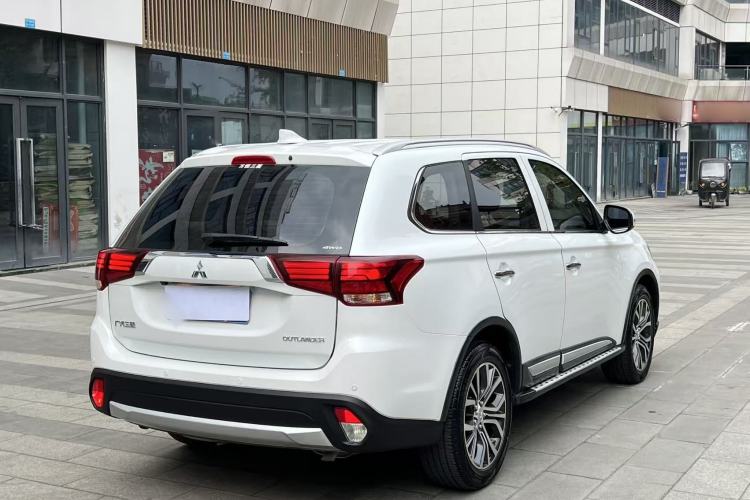 Used Mitsubishi Outlander 2018 2.4L 4x4 Elite Edition 5 Seats Rear Right 45 Deg