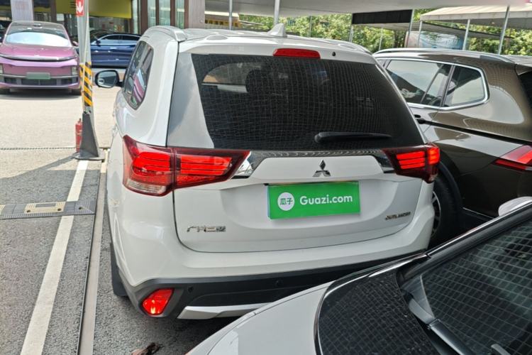 Used Mitsubishi Outlander 2018 2.0L Two-Wheel-Drive Jiale Edition 7-Seater Rear