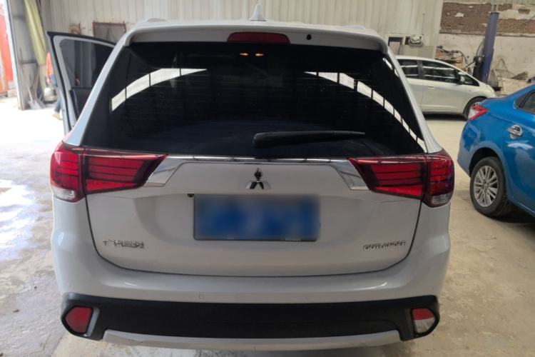 Used Mitsubishi Outlander 2018 2.0L Two-Wheel Drive Glory Edition 5 Seats Rear
