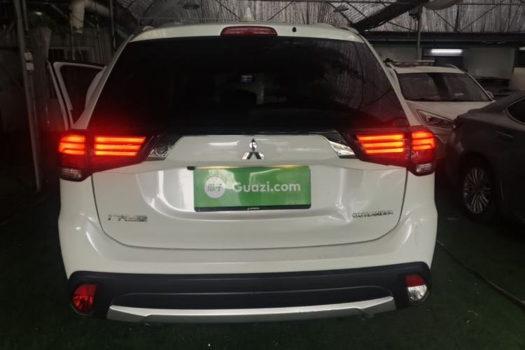 Used Mitsubishi Outlander 2018 2.0L Two-Wheel Drive Glory Edition 5 Seats Rear