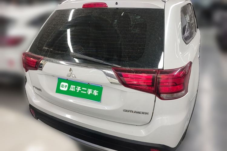 Used Mitsubishi Outlander 2018 2.0L Two-Wheel Drive Glory Edition 5 Seats Rear