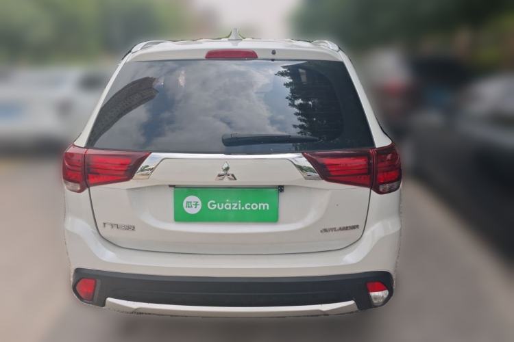 Used Mitsubishi Outlander 2018 2.0L Two-Wheel Drive Glory Edition 5 Seats Rear