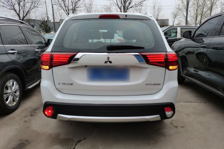 Used Mitsubishi Outlander 2018 2.0L Two-Wheel Drive Glory Edition 5 Seats Rear