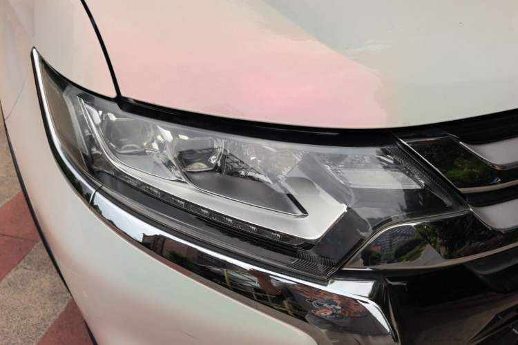 Used Mitsubishi Outlander 2018 2.4L 4x4 Luxury Edition 7-Seater Right Front Headlight