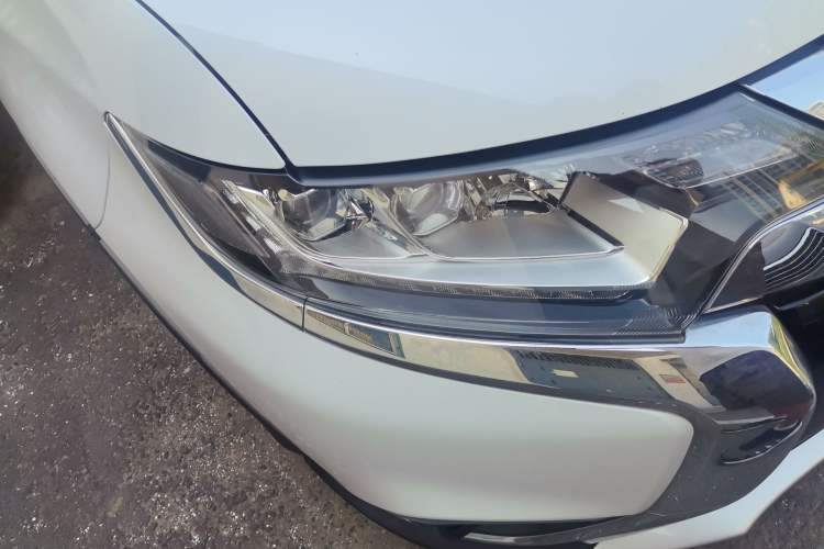 Used Mitsubishi Outlander 2018 2.4L 4x4 Elite Edition 5 Seats Right Front Headlight